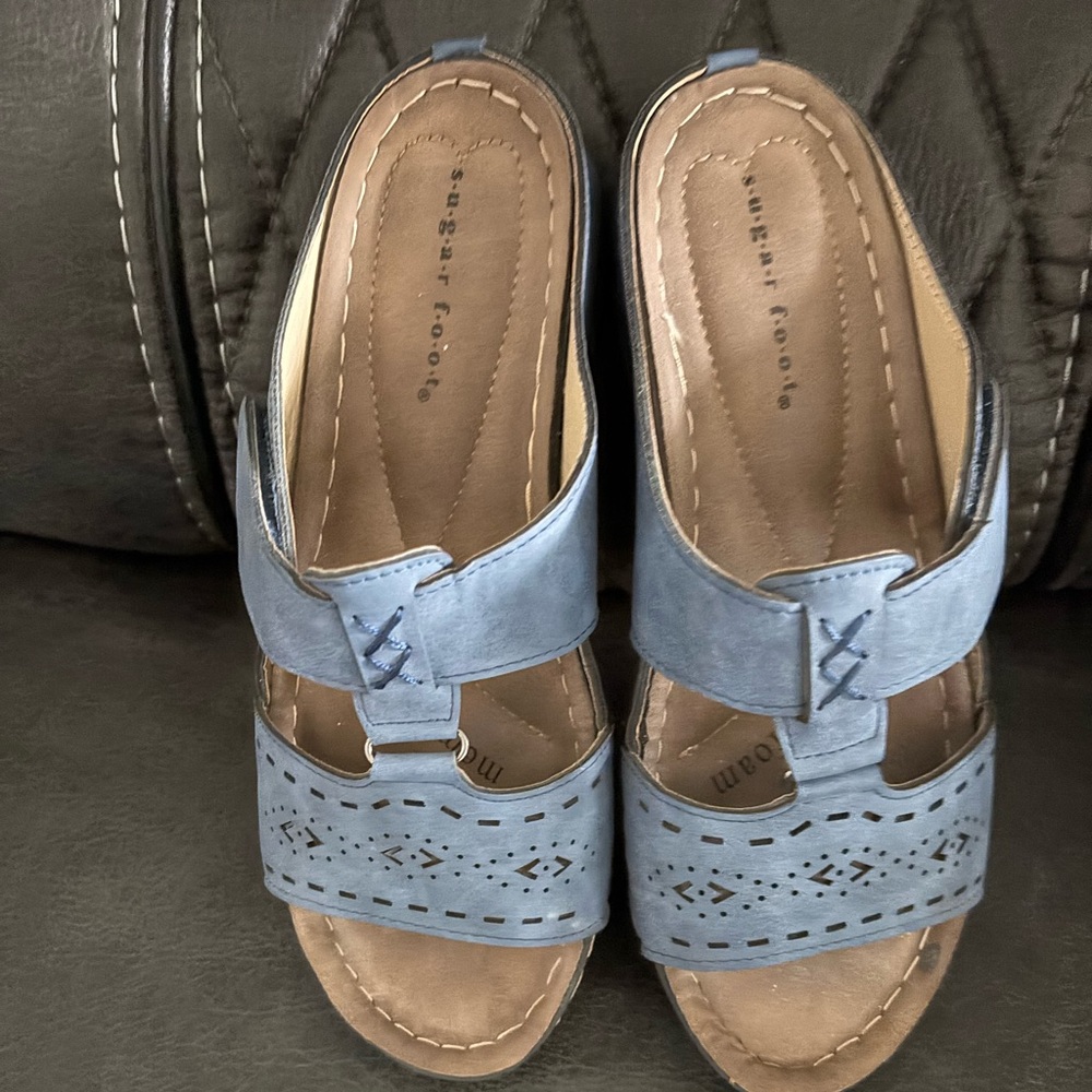 Women’s Size 8 Blue Memory Foam